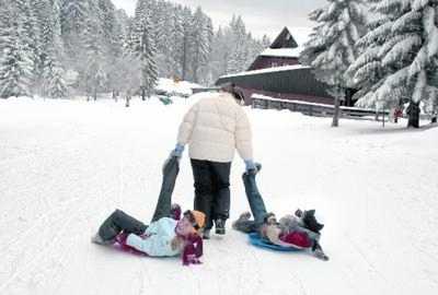 Person kehrt vom Dach eines Autos mit einem Besen den Schnee ab, Winter,  Wintereinbruch Photos